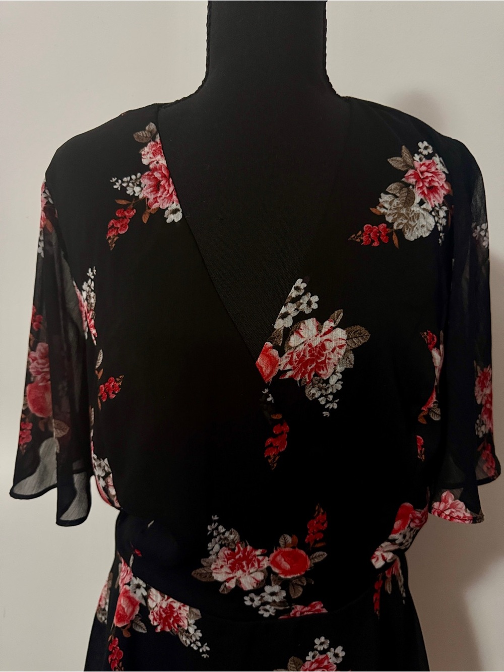 City Chic Women’s Short Sleeve Black Floral Wrap Blouse-size 12 - Picture 2 of 6